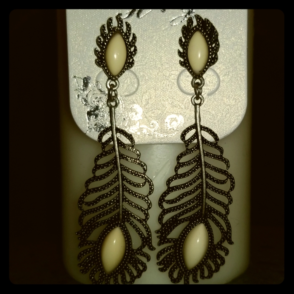 ❗5 For $2️⃣5️⃣ Pewter Feather Pierced Earrings